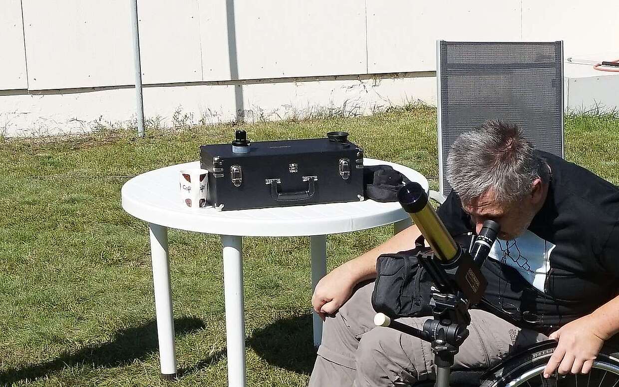 Manfred Fischer bei der Beobachtung der Sonne. 