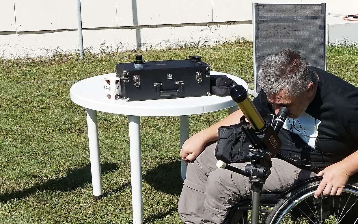 Manfred Fischer bei der Beobachtung der Sonne. 
