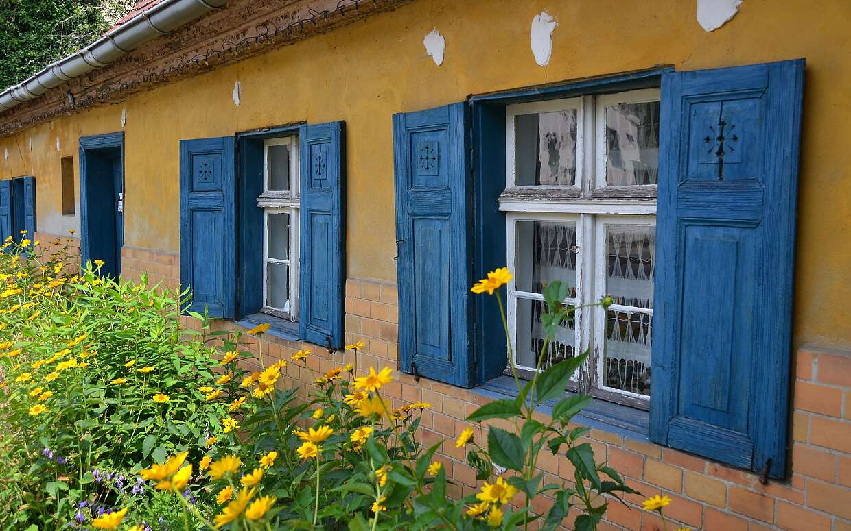 Hinter dieser Fassade befindet sich die wohl älteste und größte Handweberei in Deutschland.