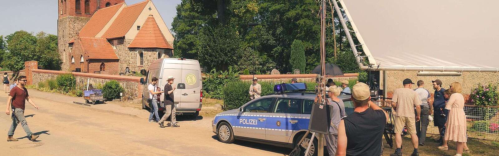 Filmset von "Unterleuten - Das zerrissene Dorf" in Willmersdorf