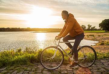 Radfahrer an der Elbe