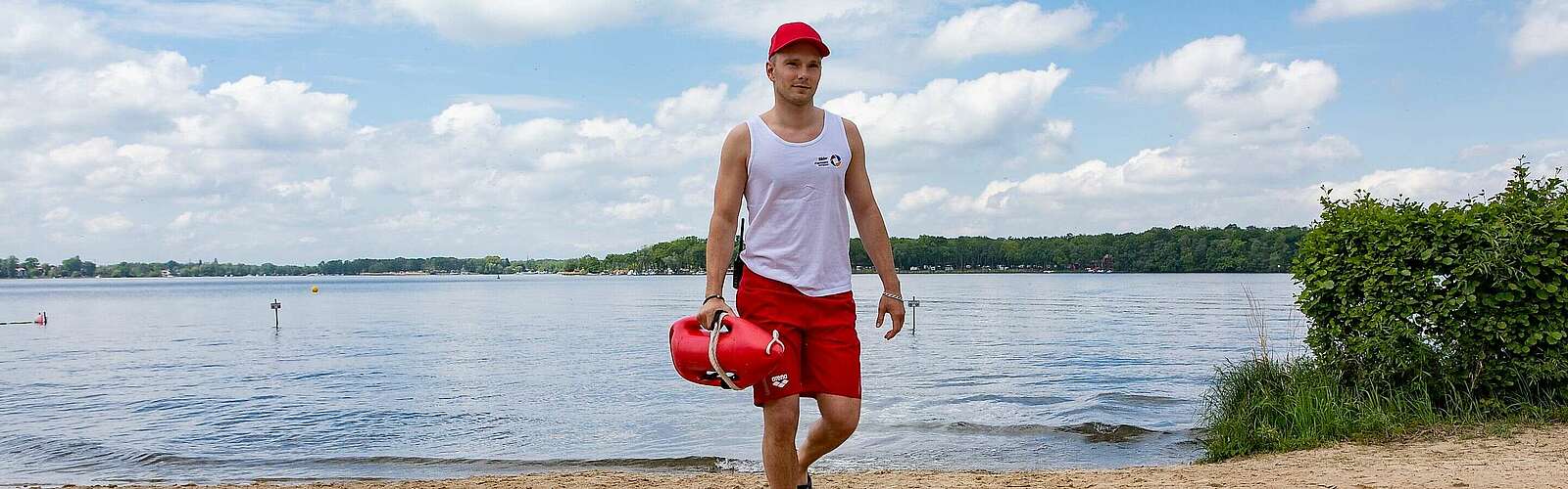 Schwimmmeister Hans Behrendt im Waldbad Templin,
            
        
                Foto: TMB Tourismus-Marketing Brandenburg GmbH/Steffen Lehmann
