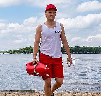 Schwimmmeister Hans Behrendt im Waldbad Templin