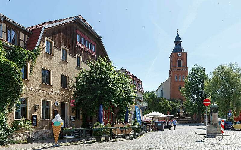 



        
            Marktplatz in Buckow,
        
    

        Foto: Fotograf / Lizenz - Media Import/Yorck Maecke
    