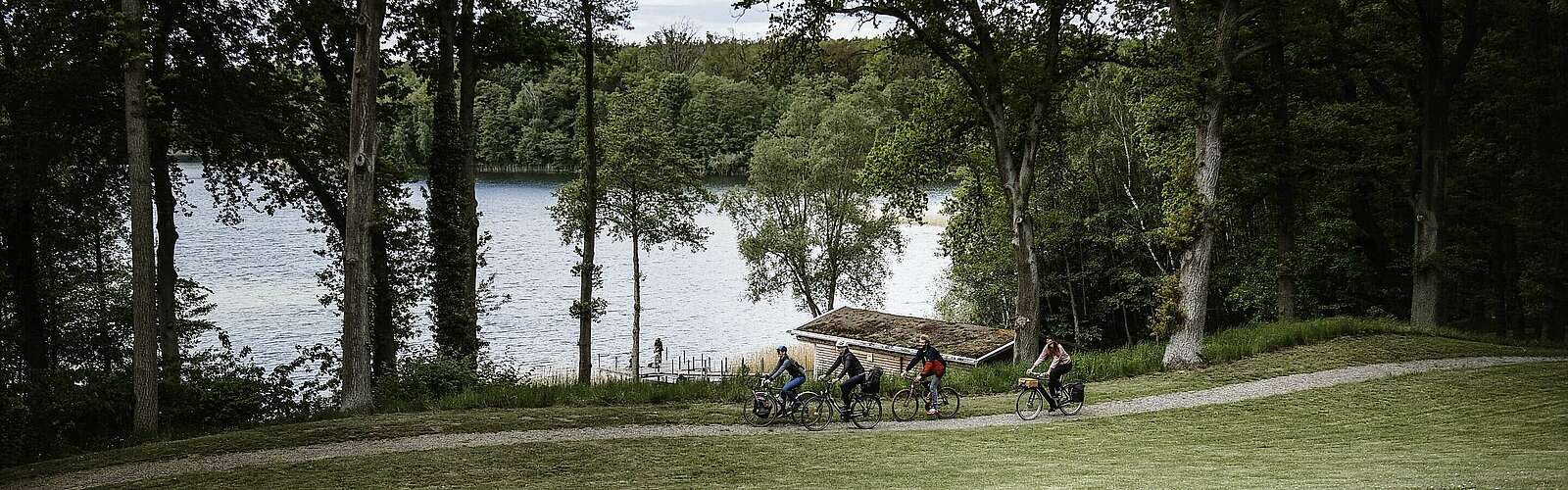 Radfahrer im Park auf Schloss und Gut Liebenberg,
            
        
                Foto: TMB Tourismus-Marketing Brandenburg GmbH/Madlen Krippendorf