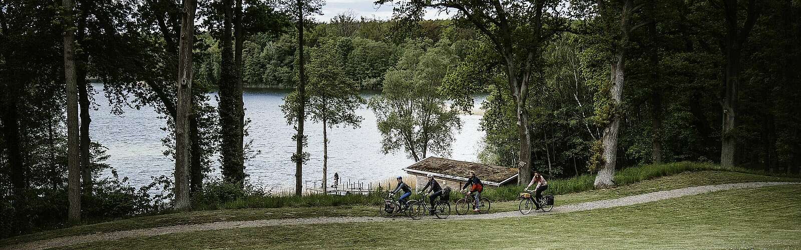 Radfahrer im Park auf Schloss und Gut Liebenberg,
        
    

        Foto: Fotograf / Lizenz - Media Import/Madlen Krippendorf