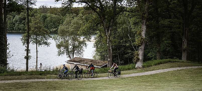 Radfahrer im Park auf Schloss und Gut Liebenberg