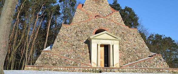 In Garzau steht eine Pyramide aus Feldsteinen
