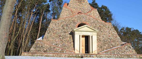 In Garzau steht eine Pyramide aus Feldsteinen