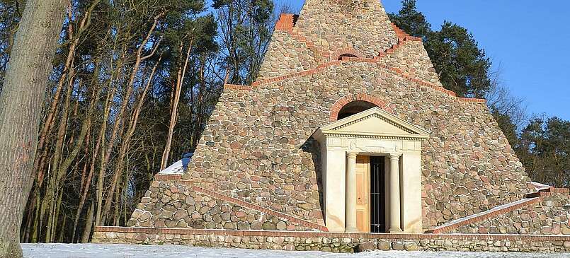 In Garzau steht eine Pyramide aus Feldsteinen