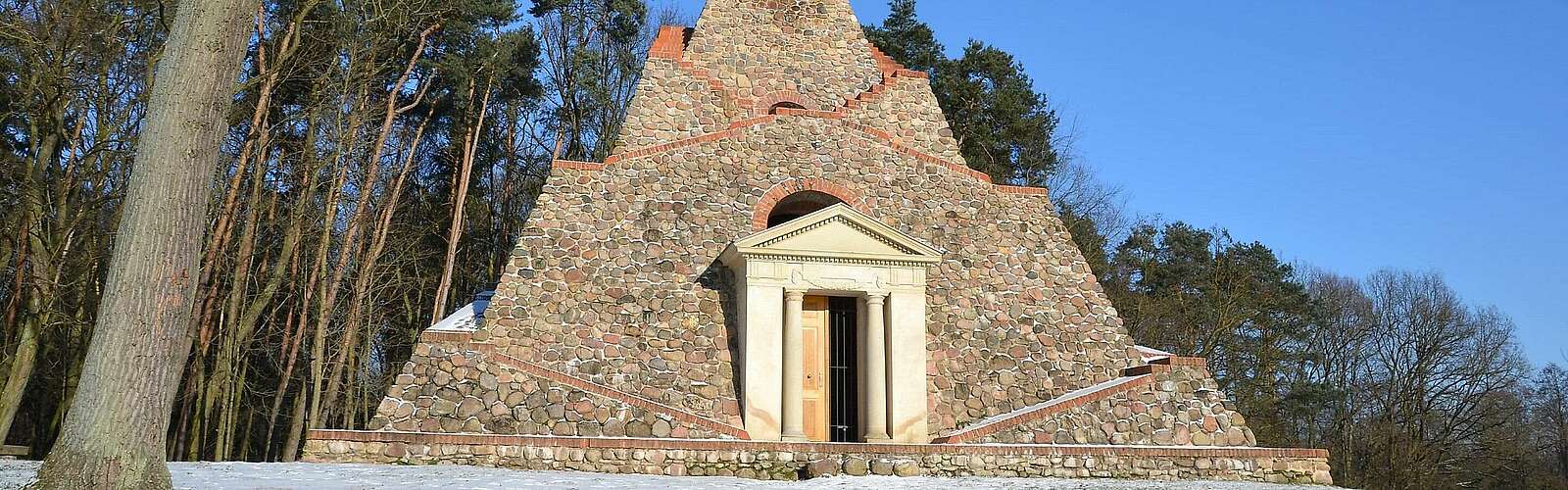 Die Feldsteinpyramide von Garzau,
            
        
                Foto: TMB Tourismus-Marketing Brandenburg GmbH/Matthias Schäfer