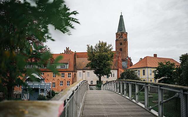 Brücke Blickrichtung Dom St. Peter und Paul