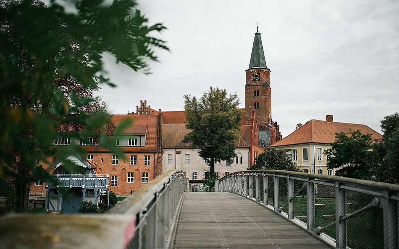 



    
        
                Brücke Blickrichtung Dom St. Peter und Paul,
            
        
                Foto: Tourismusverband Havelland e.V./Steven Ritzer
            
    
