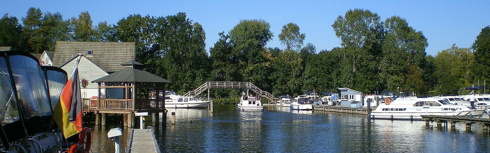 Marina Wolfsbruch in Kleinzerlang,
            
        
                Foto: Tourismusverband Ruppiner Seenland e.V./Beatrice Kluzikowski
