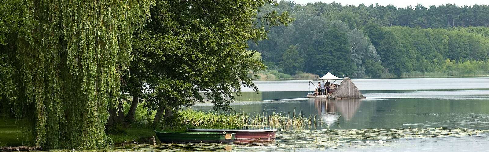Floß auf Oberpfuhlsee bei Lychen,
            
        
                Foto: TMB Tourismus-Marketing Brandenburg GmbH/Böttcher+Tiensch