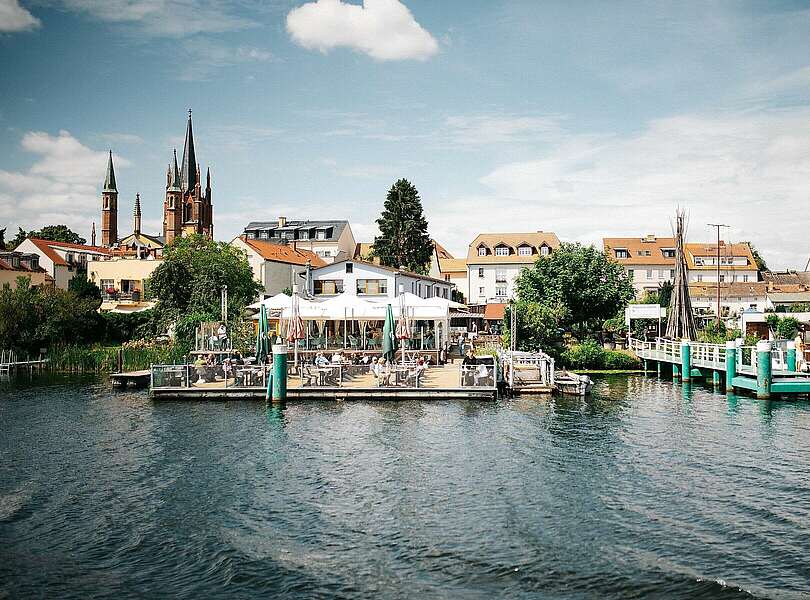 Blick vom Wasser auf das Fischrestaurant Ariell in Werder (Havel)