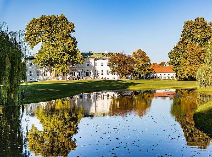 Schloss und Park Neuhardenberg im Herbst