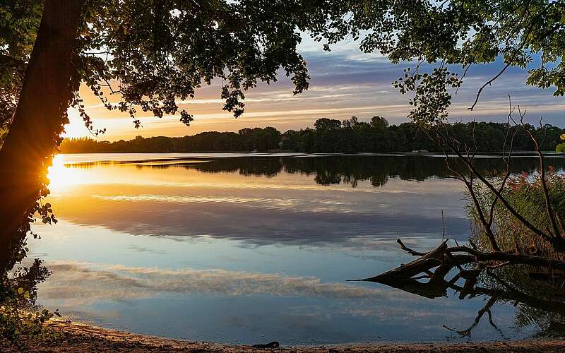 



    
        
                Sonnenuntergang am Ruppiner See,
            
        
                Foto: TMB Tourismus-Marketing Brandenburg GmbH/Steffen Lehmann
            
    
