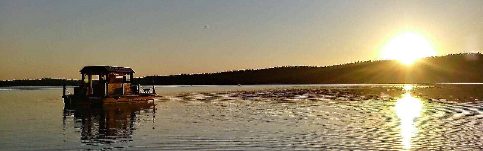Huckleberry Floß im Sonnenuntergang,
            
        
                Foto: Huckleberrys Tours/Kein Urheber bekannt