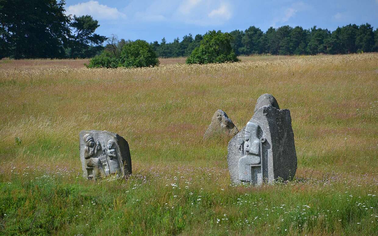 Auf den Findlingen sind Darstellungen von Gottheiten und Kriegern der hethitischen, germanischen und keltischen Kultur abgebildet.
