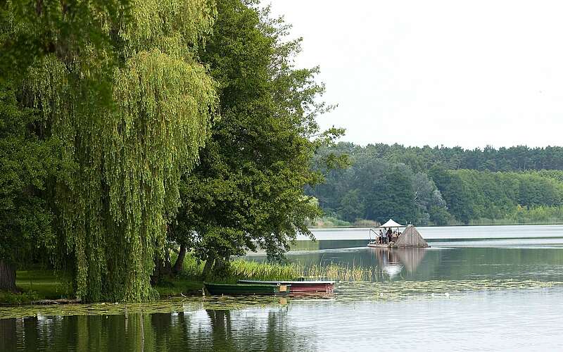 



    
        
                Floß auf Oberpfuhlsee bei Lychen,
            
        
                Foto: TMB Tourismus-Marketing Brandenburg GmbH/Böttcher+Tiensch
            
    
