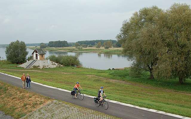 Radfahrer am Pegelhaus von Ratzdorf