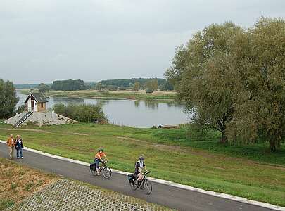 Radfahrer am Pegelhaus von Ratzdorf