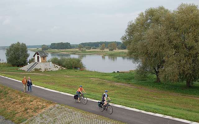 Radfahrer am Pegelhaus von Ratzdorf