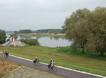 Radfahrer am Pegelhaus von Ratzdorf