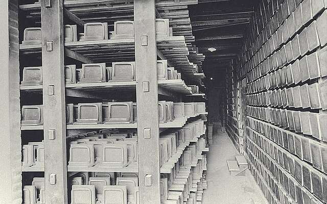 Blick in Trockenraum mit Kacheln W. Titzenthaler 1905 Archiv OKMHB.jpg