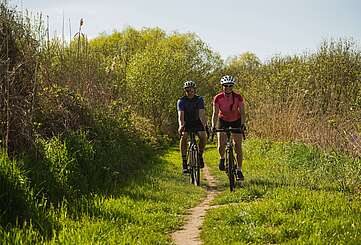 Paar mit Gravelbikes