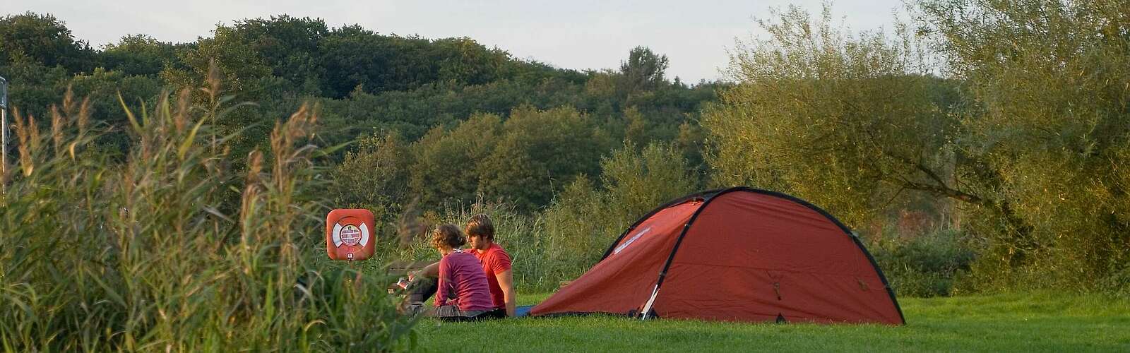 Camping in der Natur,
        
    

        Foto: Fotograf / Lizenz - Media Import/Wolfgang Ehn