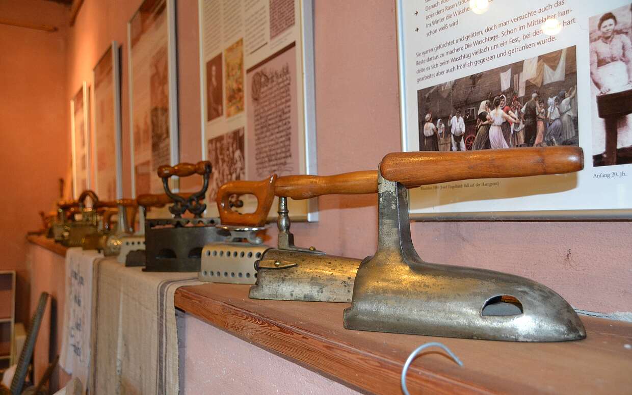 Im Inneren des Waschhauses gibt es eine kleine Ausstellung über die Kulturgeschichte des Wäschewaschens.