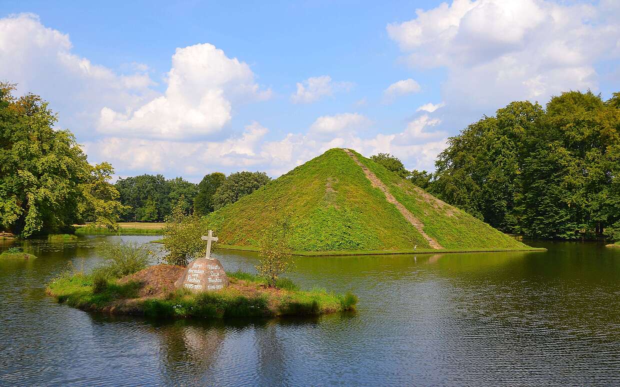 Pyramide mit Grab von Fürst Pückler im Branitzer Park Cottbus