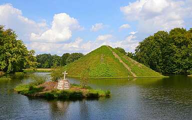 Pyramide und Grab Branitzer Park