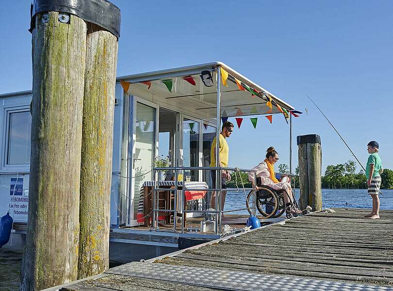 Rechlin Müritz Barrierefreier Urlaub mit der Familie auf dem Hausboot
