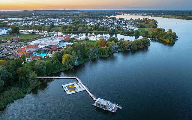 Havel-Therme mit Steg und Saunaschiff