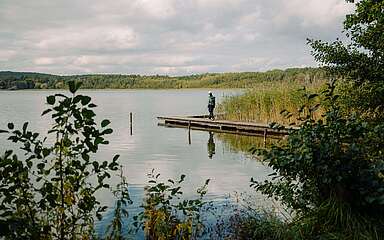 Frau auf dem 66-Seen-Wanderweg