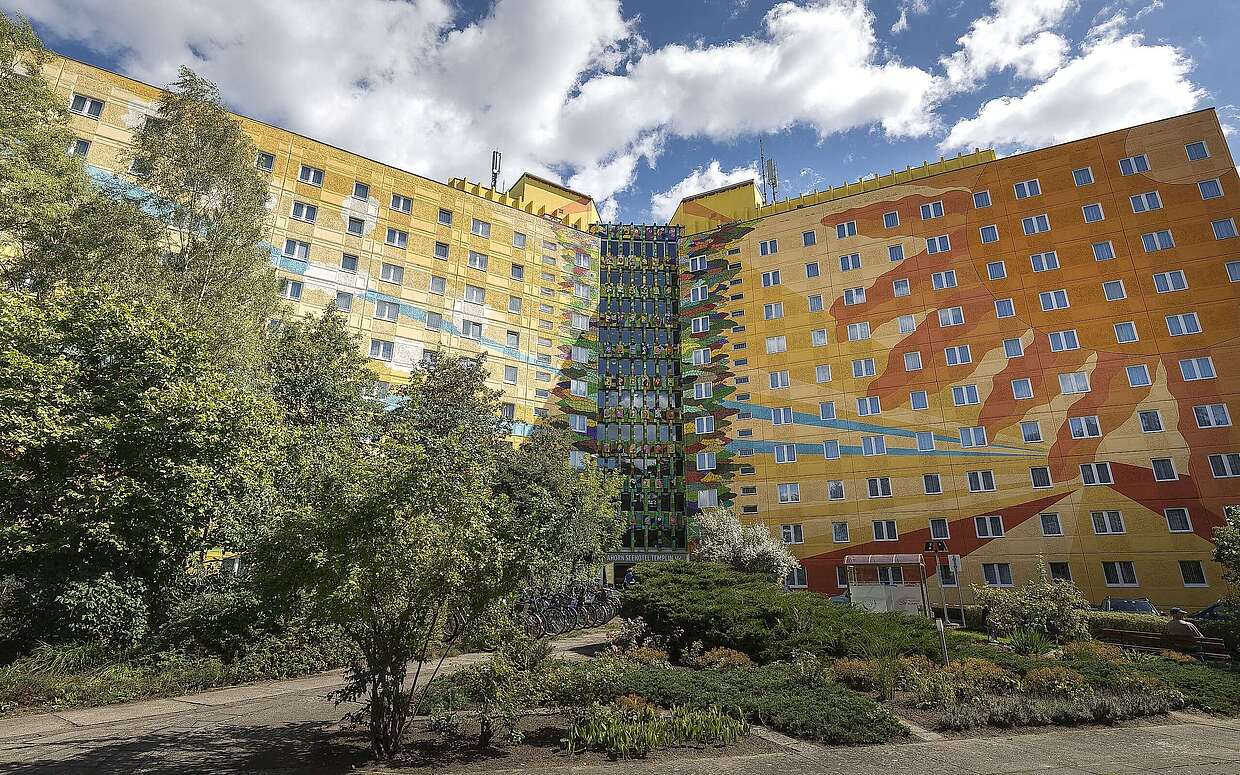 Das Seehotel in Templin ist neuerdings Europas größtes Fassadenkunstwerk.