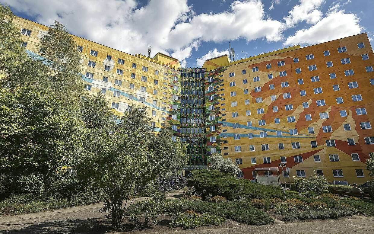 Das Seehotel in Templin ist neuerdings Europas größtes Fassadenkunstwerk.