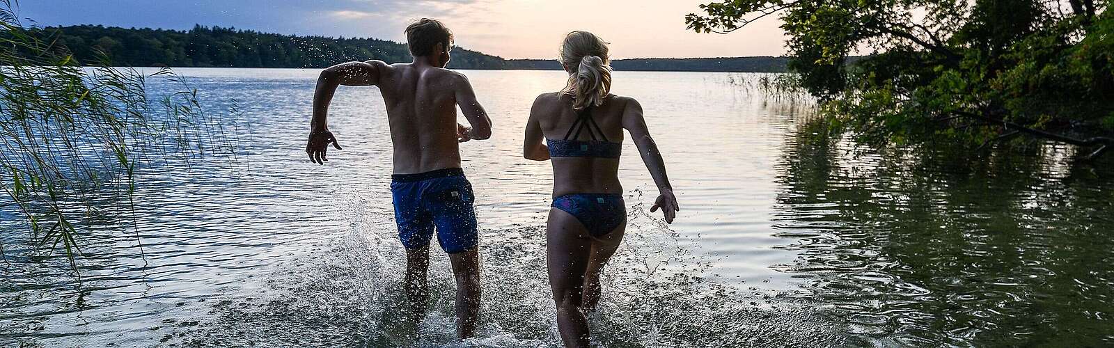 Badespaß an einem warmen Sommerabend
