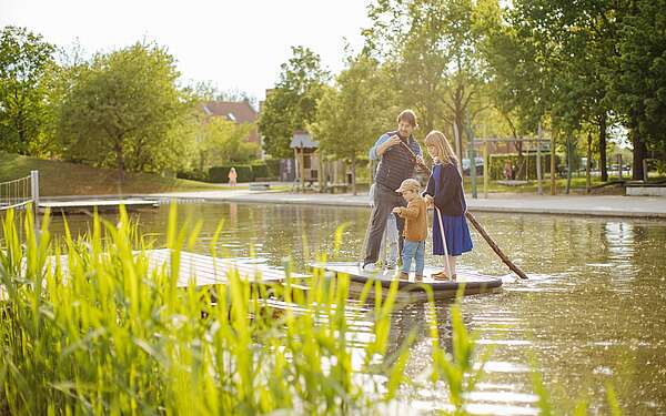 Familie auf dem Wasserspielplatz im Volkspark Potsdam