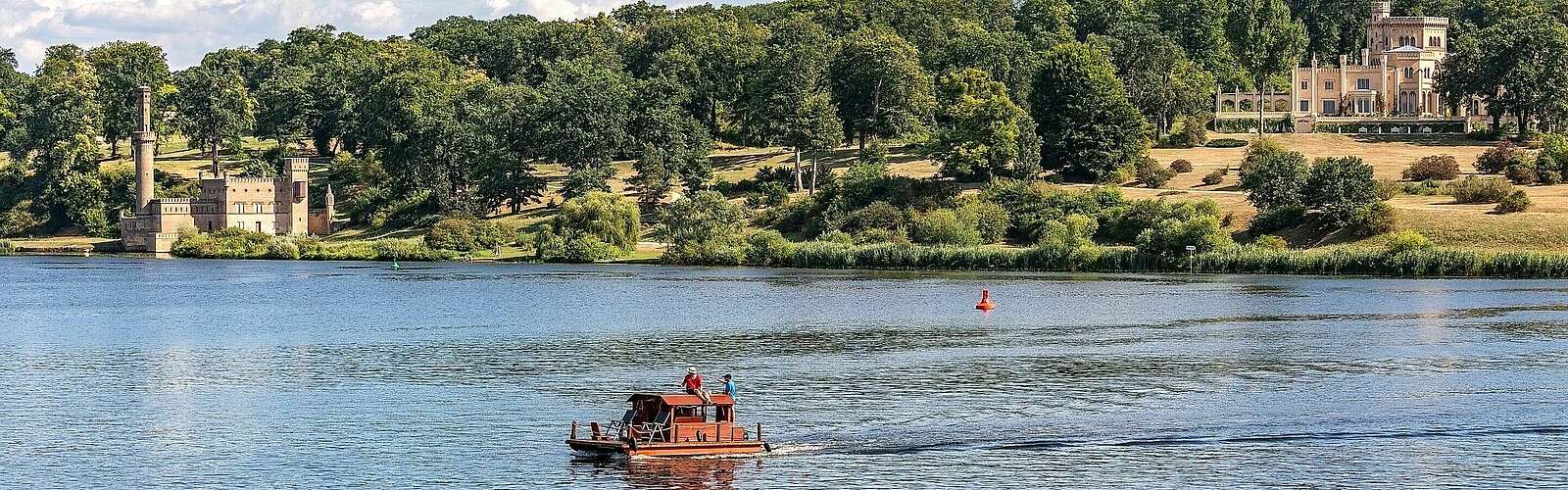 Tiefer See und Schloss Babelsberg in Potsdam,
            
        
                Foto: TMB Tourismus-Marketing Brandenburg GmbH und SPSG/Steffen Lehmann