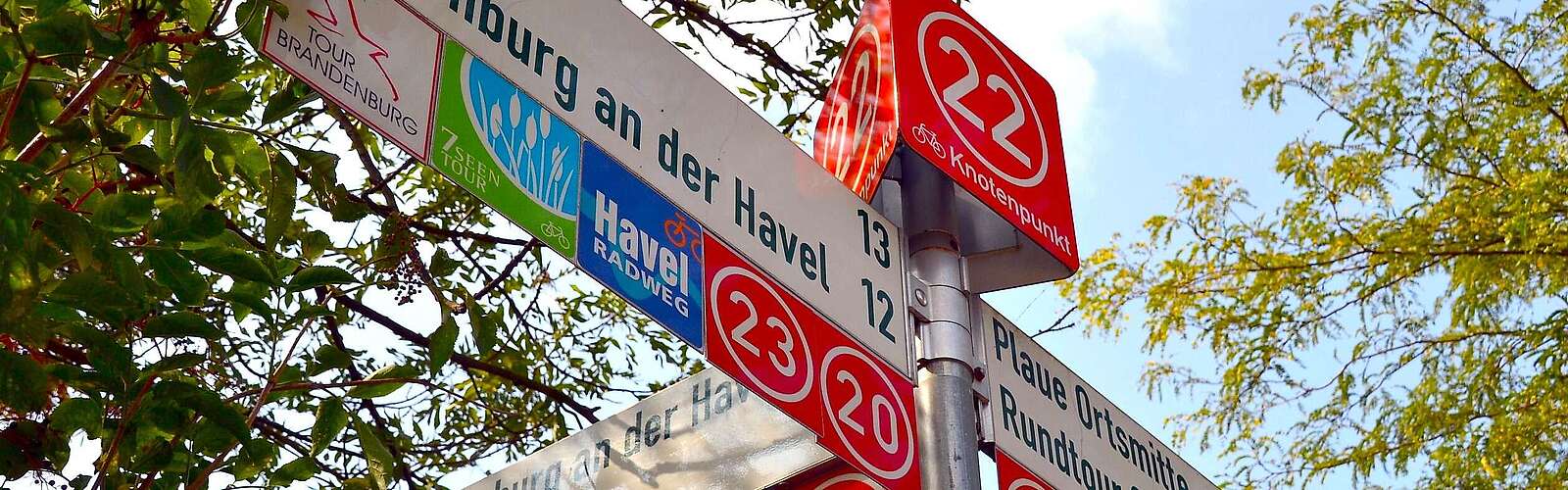 Knotenpunkt-Wegweiser in Plaue im Havelland