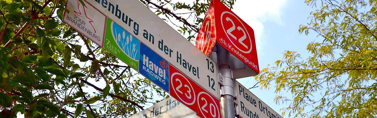 Knotenpunkt-Wegweiser in Plaue im Havelland