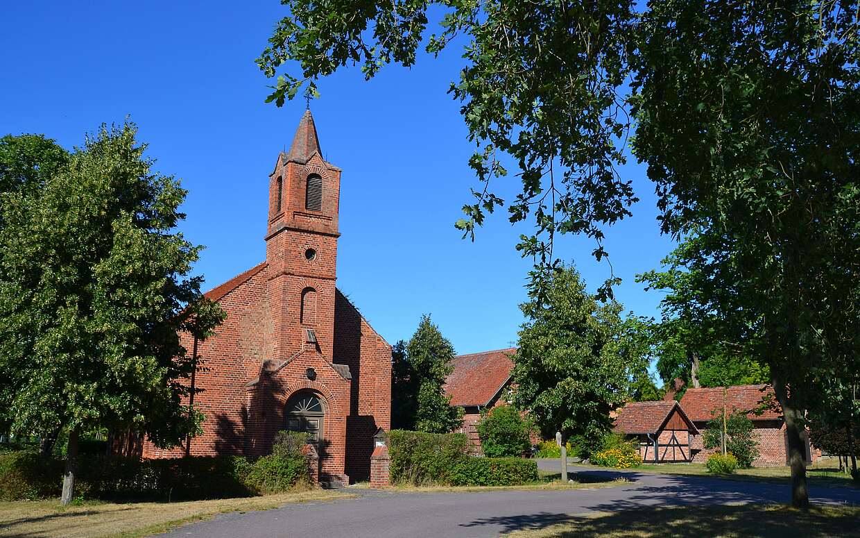 Dieses romantische Ensemble aus Kirche und Gehöft in Altlewin steht unter Denkmalsschutz und ist unbedingt einen Besuch wert.