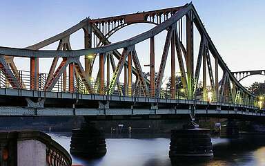 Glienicker Brücke in der Abenddämmerung