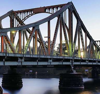 Glienicker Brücke in der Abenddämmerung