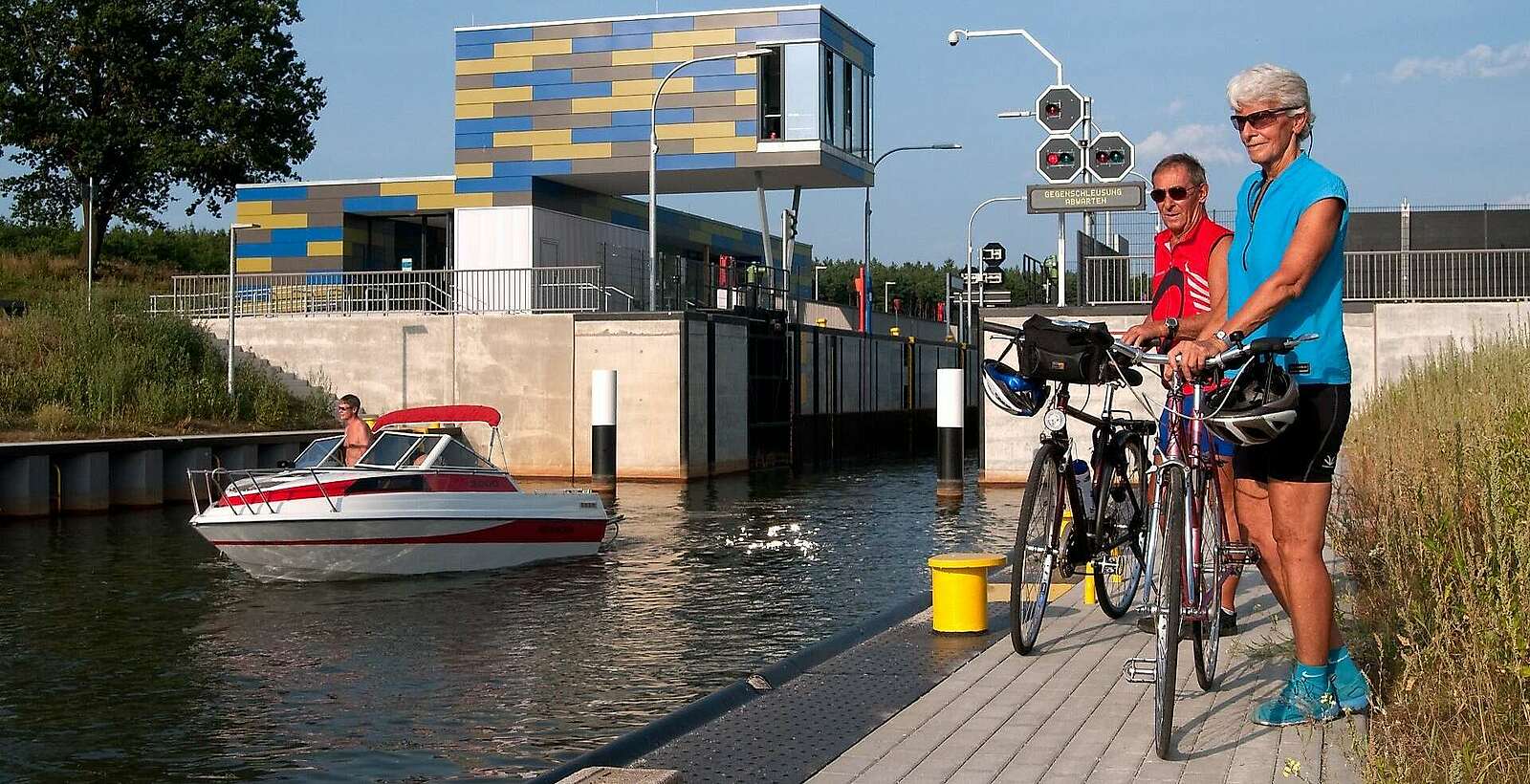 Radfahrer am Koschener Kanal im Lausitzer Seenland,
            
        
                Foto: Tourismusverband Lausitzer Seenland e.V./Nada Quenzel