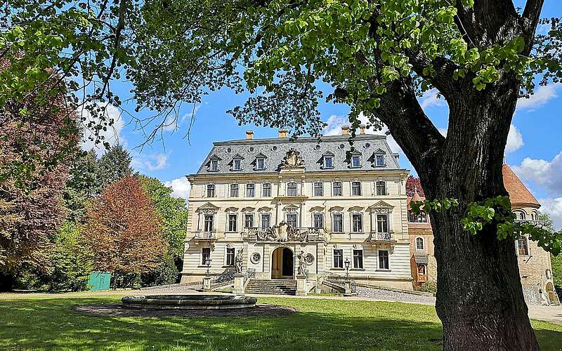 



    
        
                Barockschloss Altdöbern,
            
        
                Foto: Naturpark Niederlausitzer Landrücken/Claudia Donat
            
    
